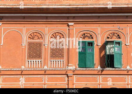 Parte della facciata di una della terracotta case colorate della cinta di mura della città rosa Foto Stock