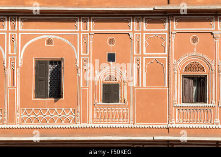 Parte della facciata di una della terracotta case colorate della cinta di mura della città rosa Foto Stock