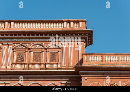 Parte della facciata di una della terracotta case colorate della cinta di mura della città rosa Foto Stock