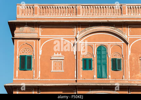 Parte della facciata di una della terracotta case colorate della cinta di mura della città rosa Foto Stock