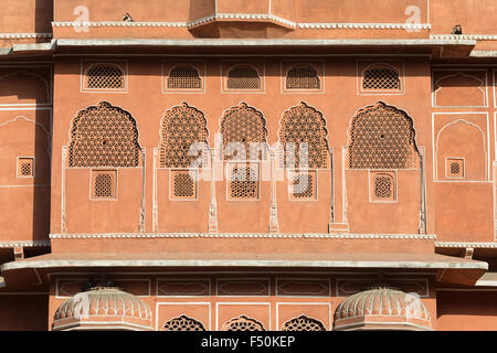 Parte della facciata di una della terracotta case colorate della cinta di mura della città rosa Foto Stock