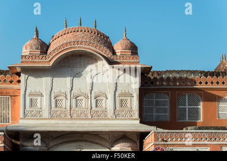 Parte della facciata di una della terracotta case colorate della cinta di mura della città rosa Foto Stock