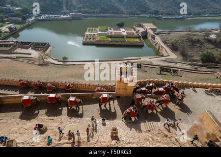 Il lago maota e giardini visto dal Forte Amber, i turisti su elefanti stanno prendendo una corsa fino ai palazzi Foto Stock