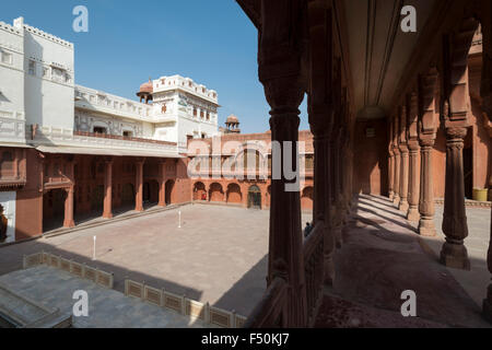 Uno dei cortili interni di junagarh fort, originariamente chiamato chintamani. Fu costruito nel XVI secolo ed è uno dei principali Foto Stock