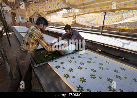 Due uomini sono materiale di stampa per sari principalmente nella tecnica tradizionale a mano Foto Stock