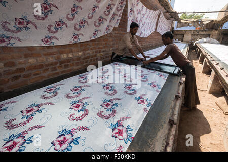 Due uomini sono materiale di stampa per sari principalmente nella tecnica tradizionale a mano Foto Stock