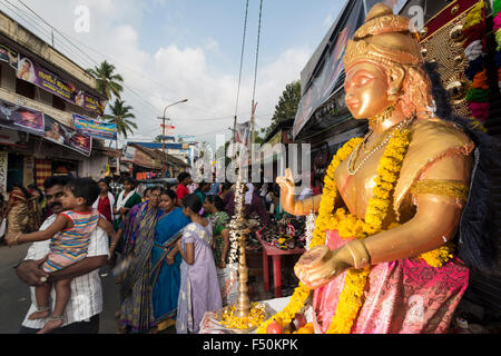 Una statua di attakul devi tempio impostato in una strada trafficata durante il festival pongala Foto Stock