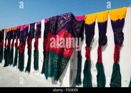 Materiale colorato per principalmente sari e sciarpe, tinto in tecnica tradizionale a mano, è di essiccazione al sole Foto Stock