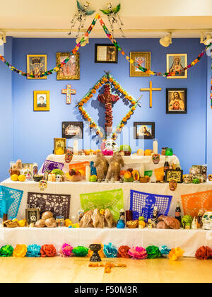 Il giorno dei morti altare Santa Barbara Museum of Art, Santa Barbara, California. Foto Stock