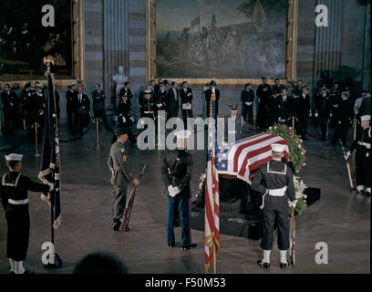 Washington, DC.,USA 24 novembre 1963. I resti del Presidente John F. Kennedy laici in una bandiera drappeggiati scrigno che si appoggia sulla Lincoln catafalque negli Stati Uniti Capitol Rotunda. Essere custodita da un militare guardia d'onore. Credit: Archivio Nazionale via Mark Reinstein Foto Stock