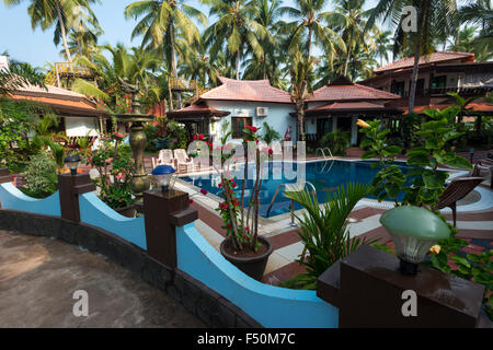 Uno dei molti lussuosi resort benessere con piscina e capanne sulla scogliera a nord di Varkala Beach Foto Stock