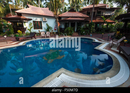 Uno dei molti lussuosi resort benessere con piscina e capanne sulla scogliera a nord di Varkala Beach Foto Stock