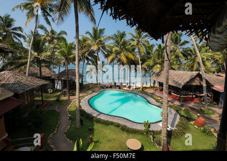 Uno dei molti lussuosi resort benessere con piscina e capanne sulla scogliera a nord di Varkala Beach Foto Stock