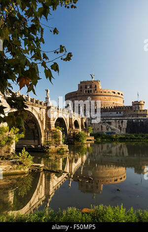 Castel Sant'angelo si riflette nel fiume di sunrise Foto Stock