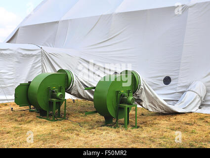 Tubi di ventilazione e gli attuatori per l'esercito aiuto medico stazione in una tenda Foto Stock