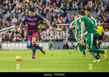 Barcellona, in Catalogna, Spagna. 25 ott 2015. FC Barcelona di avanti Luis Suarez germogli durante la partita di campionato tra FC Barcelona e SD Eibar allo stadio Camp Nou a Barcellona Credito: Matthias Oesterle/ZUMA filo/Alamy Live News Foto Stock