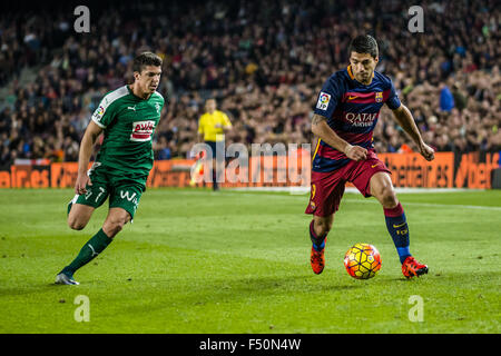 Barcellona, in Catalogna, Spagna. 25 ott 2015. FC Barcelona di avanti Luis Suarez compete per la sfera durante la league match allo stadio Camp Nou a Barcellona Credito: Matthias Oesterle/ZUMA filo/Alamy Live News Foto Stock