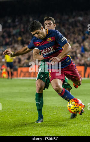 Barcellona, in Catalogna, Spagna. 25 ott 2015. FC Barcelona di avanti Luis Suarez compete per la sfera durante la league match allo stadio Camp Nou a Barcellona Credito: Matthias Oesterle/ZUMA filo/Alamy Live News Foto Stock