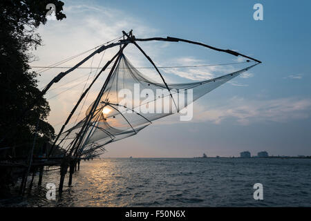 Cinese di reti da pesca, situato in fort kochi, al tramonto Foto Stock