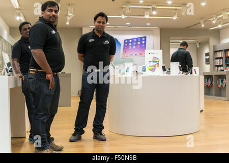 Diversi prodotti come i-i telefoni sono in vendita in un grande supermercato moderno Foto Stock