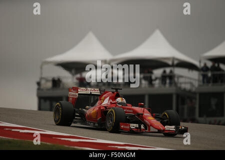 Austin, Texas, Stati Uniti d'America. 25 ott 2015. SEBASTIAN VETTEL della Germania e la Scuderia Ferrari rigidi durante il 2015 Formula 1 Gran Premio degli Stati Uniti presso il circuito delle Americhe, in Austin, Texas, Stati Uniti Credito: James Gasperotti/ZUMA filo/Alamy Live News Foto Stock