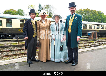 Un gruppo vestito in abiti in stile vittoriano a Bodmin & Wenford Steam Railway, Cornwall, Regno Unito Foto Stock