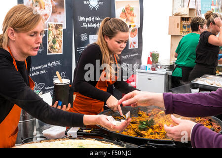 Due giovani donne che servono cibo proveniente da un mercato in stallo truro, Cornwall, Regno Unito Foto Stock