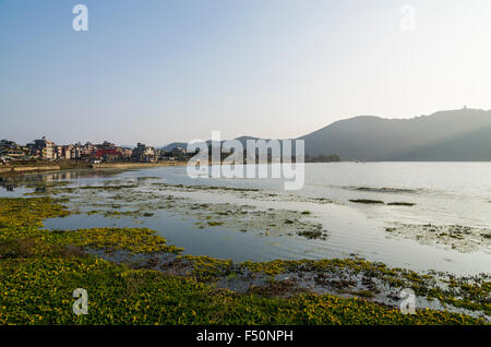 La parte sul lago di Pokhara al lago phewa, visto attraverso il lago Foto Stock