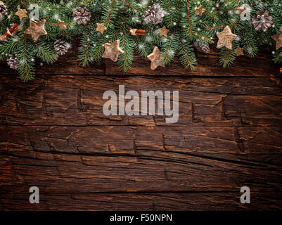 Natale abete con decorazione su una tavola di legno Foto Stock