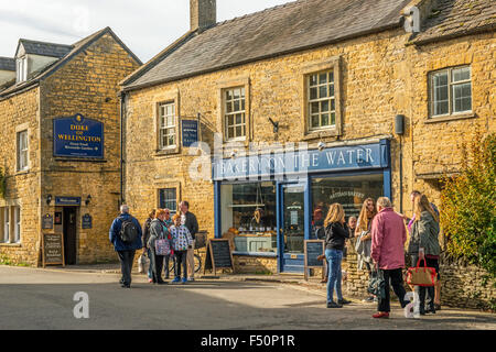 Panificio sull'acqua - un forno locale in Bourton sull'acqua in Cotswolds, nel Gloucestershire. Foto Stock