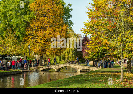 Ponte sul Fiume Windrush a Bourton sull'acqua in Cotswolds Gloucestershire Foto Stock