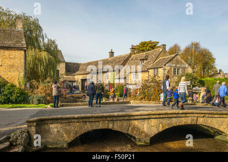 Ponte sul Fiume Windrush vicino al Motor Museum a Bourton sull'acqua in Cotswolds Gloucestershire Foto Stock