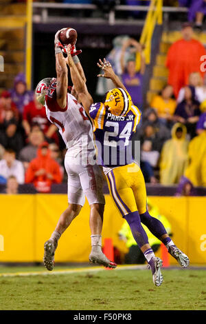 Baton Rouge, LA, Stati Uniti d'America. 24 ott 2015. Western Kentucky Hilltoppers wide receiver Jared Dangerfield (21) Si ritiene che le catture di un cantiere 25 passano oltre le mani della LSU Tigers cornerback de Paris (24) durante il gioco tra la Western Kentucky Hilltoppers e la LSU Tigers a Tiger Stadium di Baton Rouge, LA. Stephen Lew/CSM/Alamy Live News Foto Stock