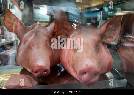 Teste di maiale per la vendita al mercato di Borough Southwark Londra Inghilterra REGNO UNITO SE1 Foto Stock