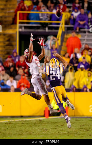 Baton Rouge, LA, Stati Uniti d'America. 24 ott 2015. Western Kentucky Hilltoppers wide receiver Jared Dangerfield (21) Si ritiene che le catture di un cantiere 25 passano oltre le mani della LSU Tigers cornerback de Paris (24) durante il gioco tra la Western Kentucky Hilltoppers e la LSU Tigers a Tiger Stadium di Baton Rouge, LA. Stephen Lew/CSM/Alamy Live News Foto Stock