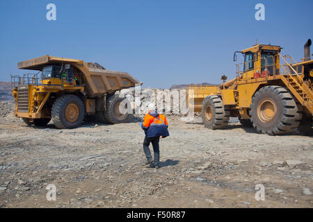 Caricatore a estremità anteriore e grandi haul dump il mio carrello con terreno scavato. Settore minerario in Zambia, Africa. Foto Stock