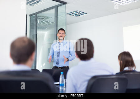 Uomo d'affari rendendo la presentazione in ufficio il colloquio di lavoro. Foto Stock