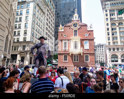 Tour Guide in costume tradizionale di fronte Old Statehouse, Freedom Trail, Boston, Massachusetts, STATI UNITI D'AMERICA Foto Stock