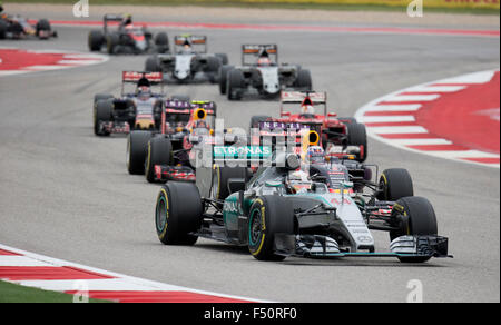 Austin, TX USA Ottobre 25, 2015: pilota di Formula 1 Lewis Hamilton conduce un pacco di vetture di F1 con curve strette in corrispondenza di un circuito imbevuto delle Americhe domenica sulla pista. Hamilton ha vinto la gara per dargli il campionato del mondo per il 2015. Foto Stock