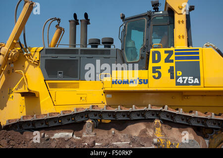 Un grande giallo Komatsu D475un trattore cingolato bulldozer apripista in azione, Zambia Foto Stock