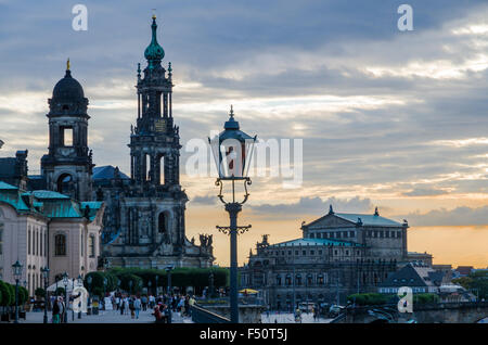 La chiesa cattolica Corte Cappella e Dresden Semper Opera in ultima luce del giorno, visto dalla terrazza Brühl Foto Stock