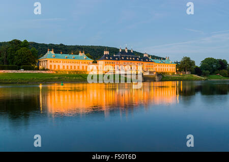 Il castello di Pillnitz, situato a 12 km fuori della città sul fiume Elba, di notte Foto Stock