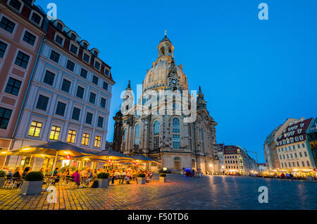 Neumarkt di notte con ristoranti e la chiesa di Nostra Signora nel retro Foto Stock