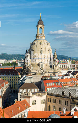 Vista dalla Torre hausmannsturm sopra i tetti di Dresda città vecchia verso oriente, con la chiesa di Nostra Signora della distanza Foto Stock