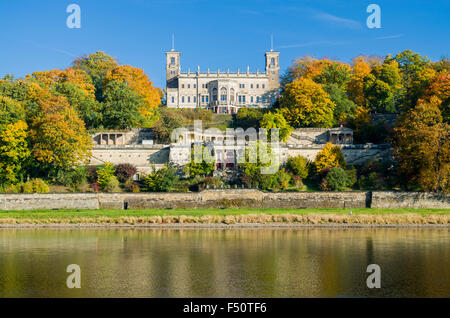 Il castello albrechtsberg affacciato sulla valle dell'Elba, circondato da colorati alberi d'autunno Foto Stock