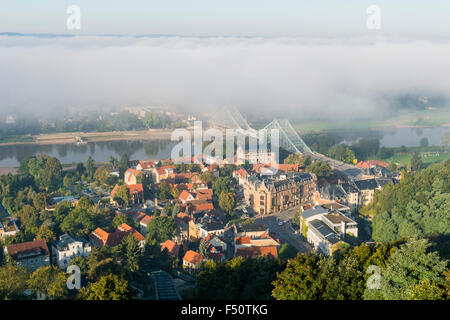 La meraviglia blu bridge, in parte nella nebbia mattutina, attraversa il fiume Elba al sobborgo loschwitz Foto Stock