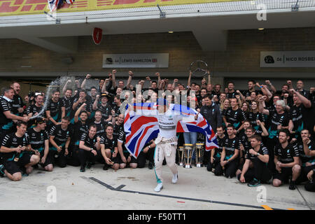 Austin, Texas, Stati Uniti d'America. 25 ott 2015. Lewis Hamilton di Mercedes AMG Petronas F1 team festeggia con il suo team e Union Jack come egli prende il 2015 Campionato Mondiale Trofeo Credito: Azione Sport Plus/Alamy Live News Foto Stock