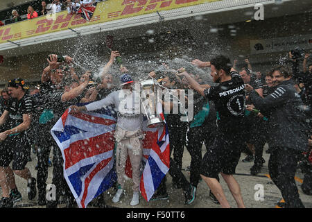 Austin, Texas, Stati Uniti d'America. 25 ott 2015. Lewis Hamilton di Mercedes AMG Petronas F1 team festeggia con il suo team e Union Jack come egli prende il 2015 Campionato Mondiale Trofeo Credito: Azione Sport Plus/Alamy Live News Foto Stock