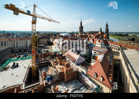 Un' antenna vista panoramica del sito in costruzione attorno al castello di Dresda, il Residenzschloss con la torre hausmannsturm e th Foto Stock