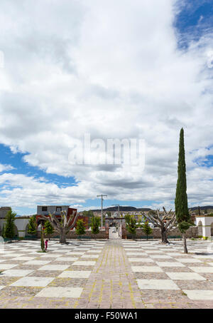 La Chiesa di San Pablo cortile situato all'ingresso del sito archeologico di Mitla, Oaxaca, Messico Foto Stock